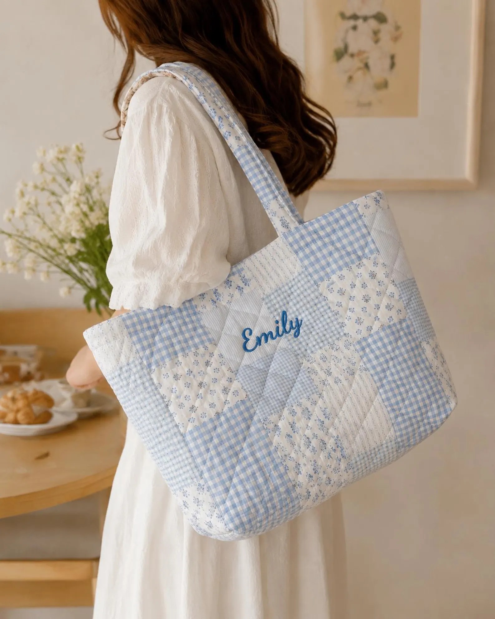 Personalizable quilted tote bag with embroidery for wedding gift