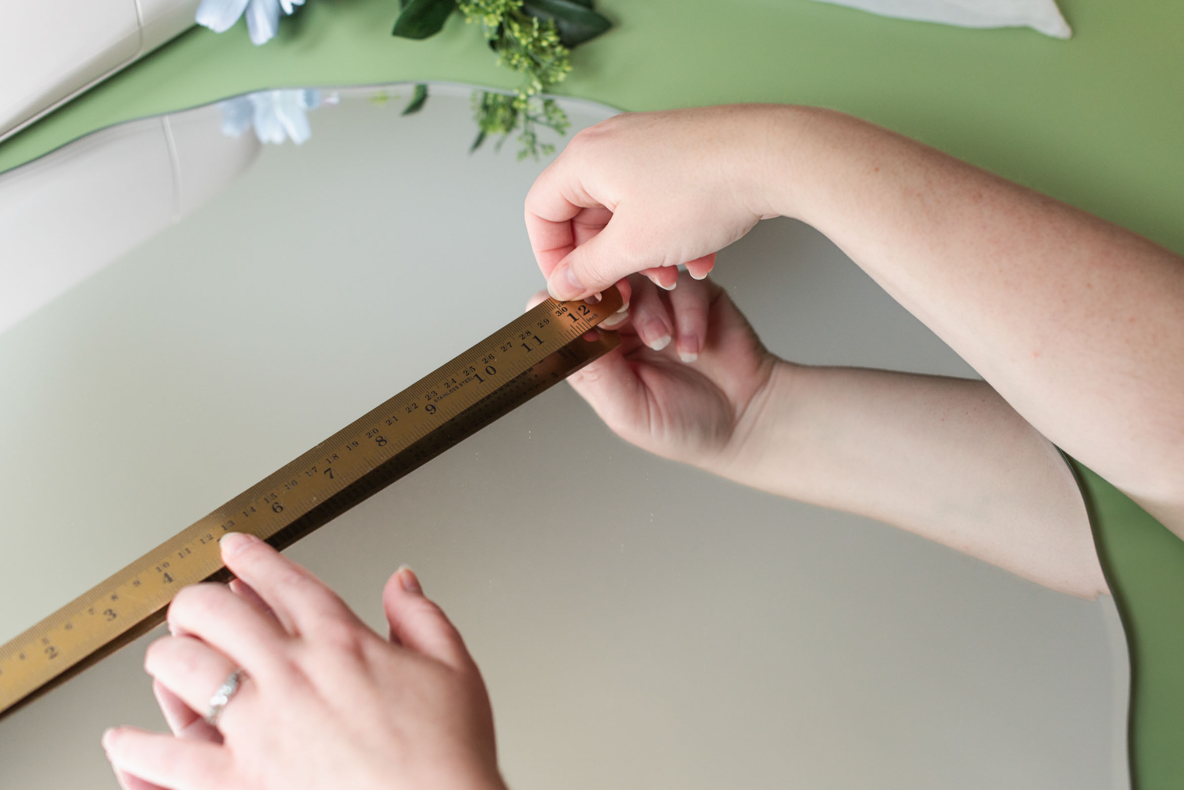 Step by step tutorial on how to transform a mirror into a wedding welcome sign with a Cricut machine