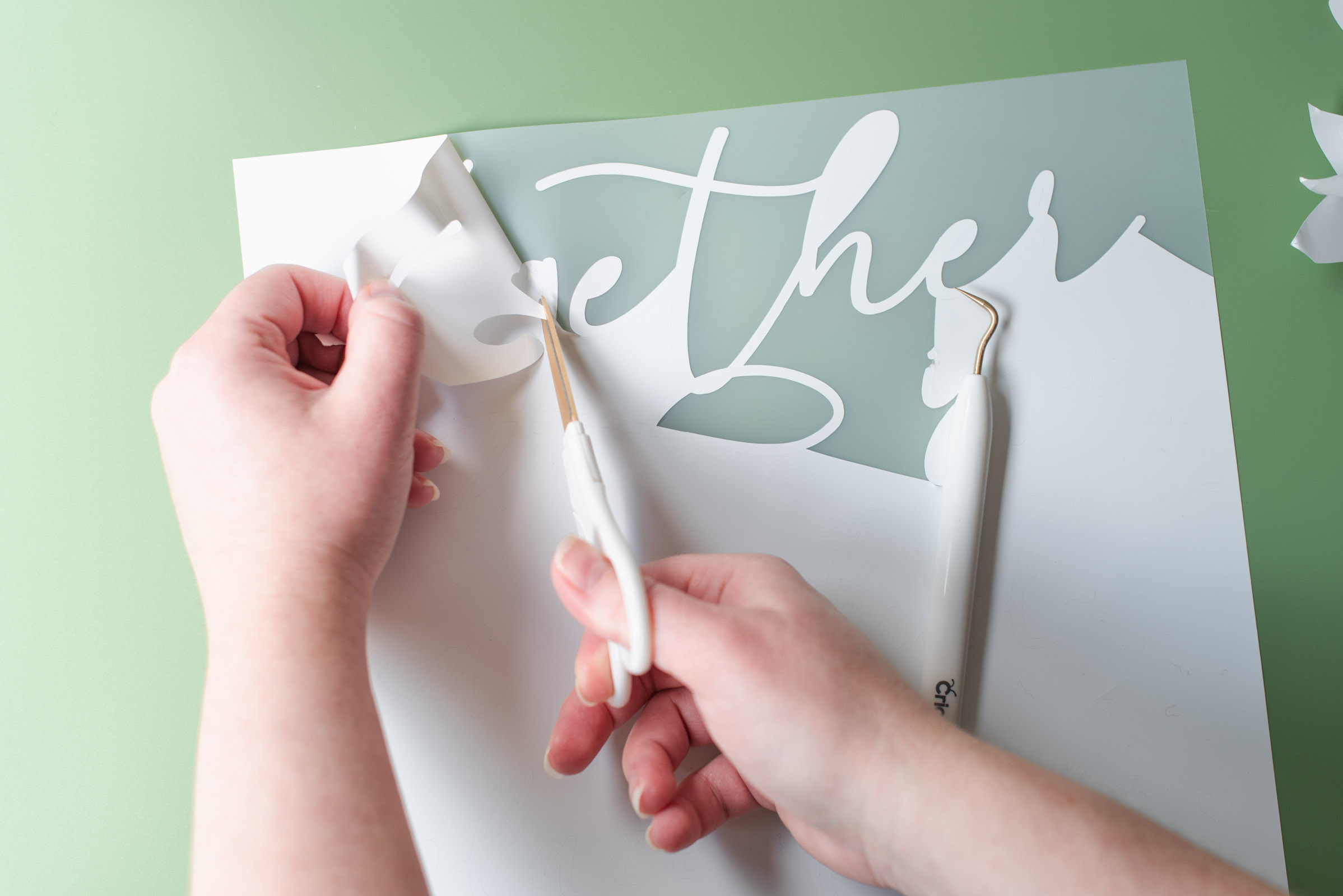 Step by step tutorial on how to transform a mirror into a wedding welcome sign with a Cricut machine
