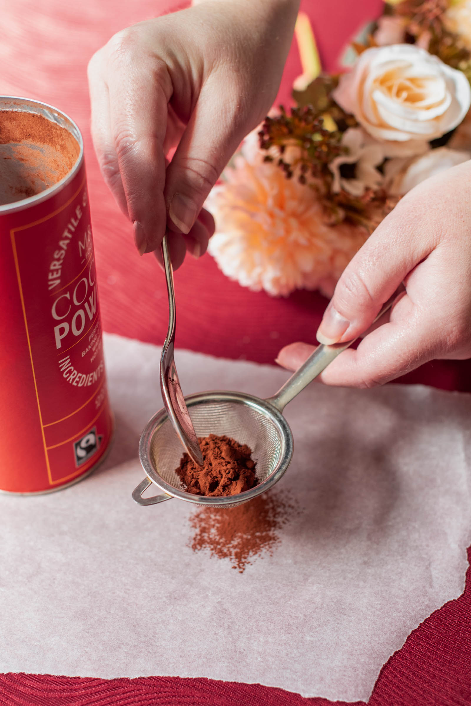 How to dust a wedding cake or tiramisu with cocoa powder