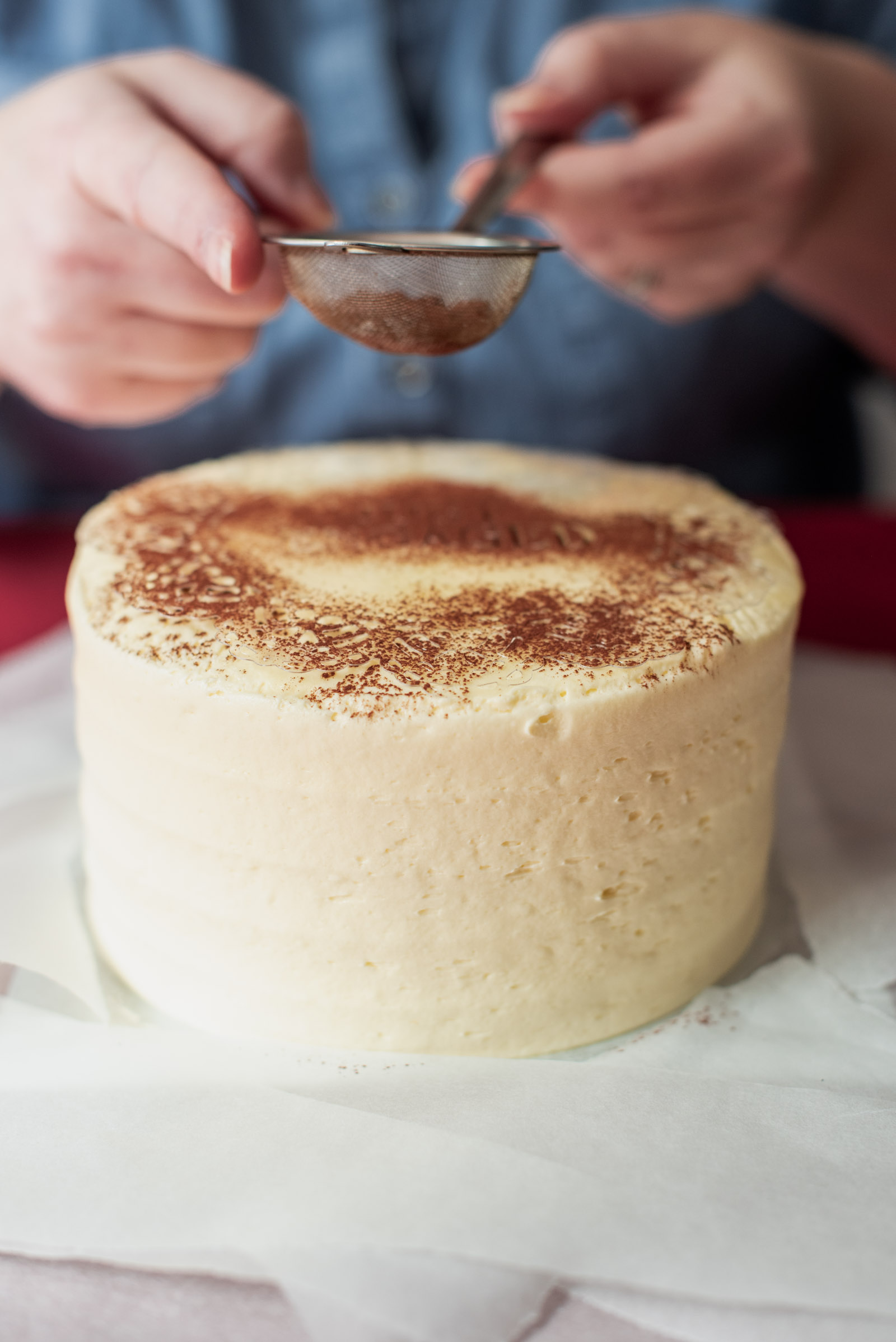 How to use cocoa powder to decorate a cake