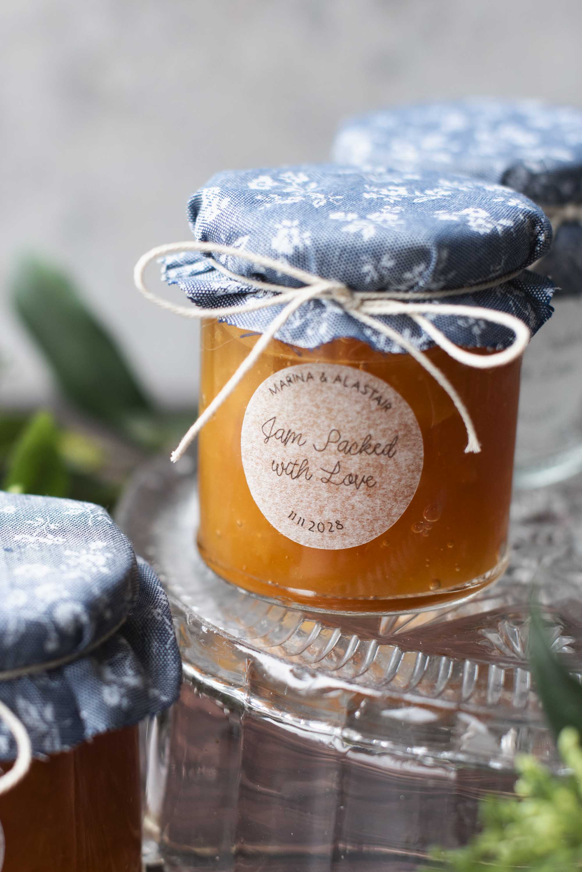 Sustainable wedding favor idea with jam jars and dissolvable label paper stickers