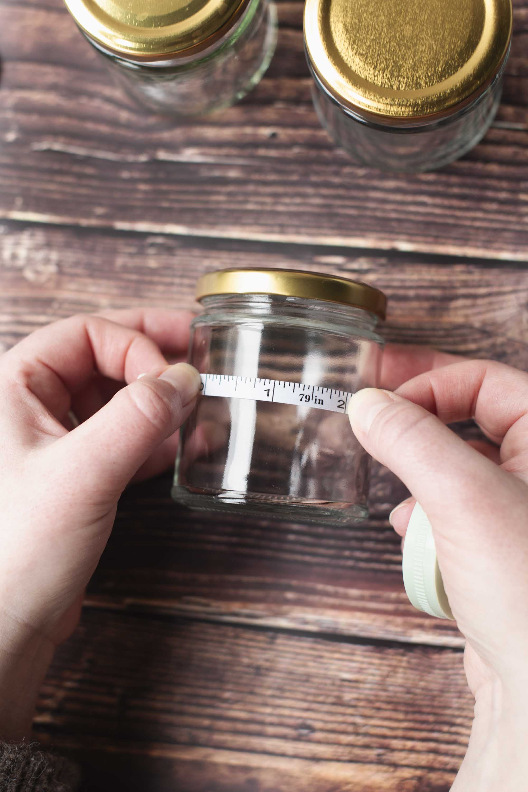 Sustainable wedding favor idea with jam jars and dissolvable label paper stickers
