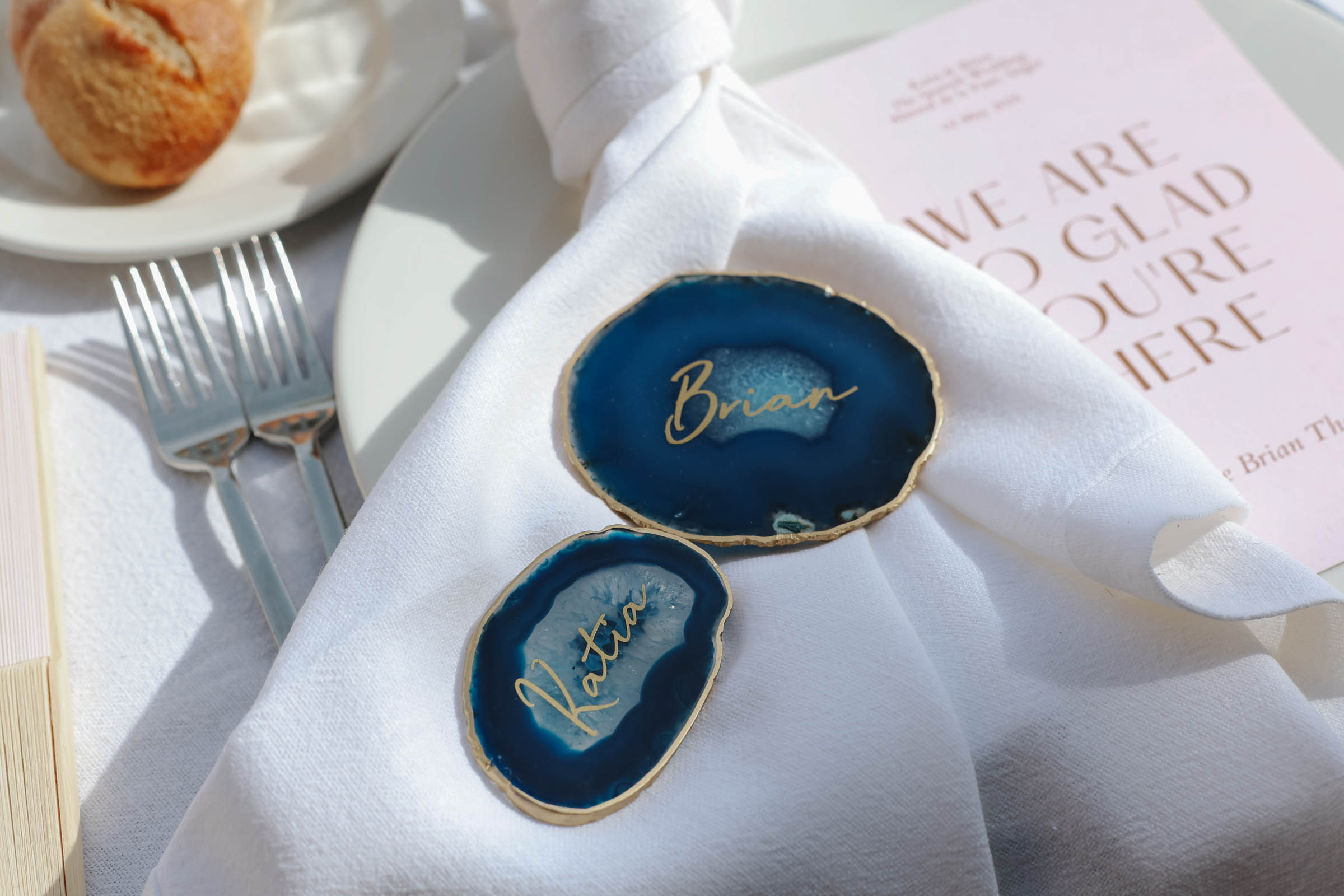 DIY agate wedding place cards with gold vinyl personalized with a Cricut machine
