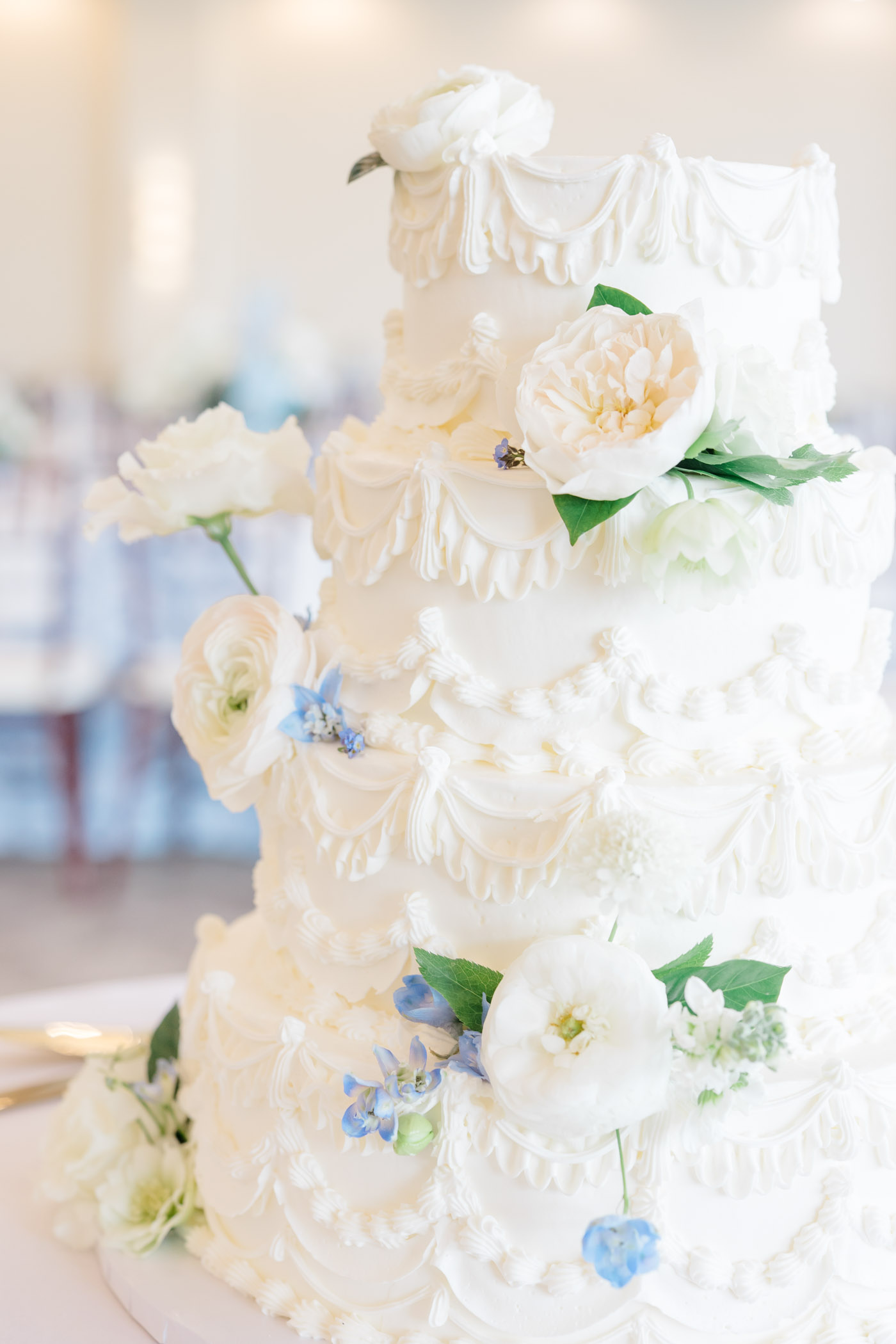 Vintage inspired wedding cake with Lambeth piping