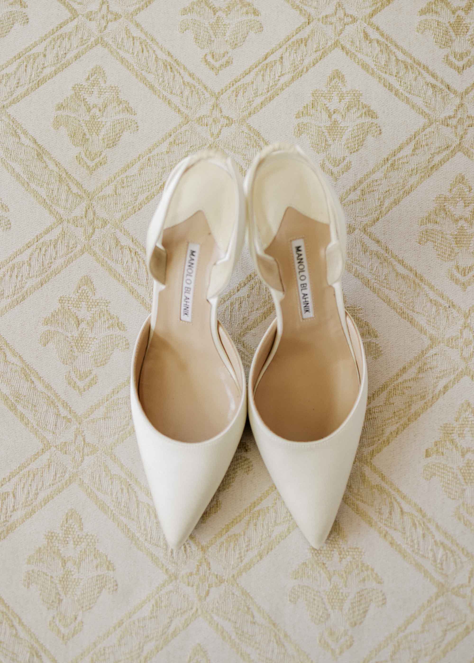 White pointed toe wedding shoes for classic bridal look